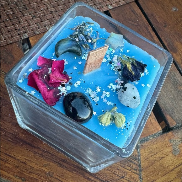 Ix Chel Goddess Candle with Crystals & Botanical Herbs 10oz - Picture 5 of 9